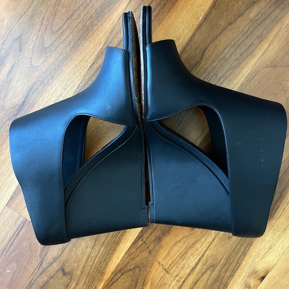 VInce Kaya leather cut out accent sandals, USED - Picture 7 of 13